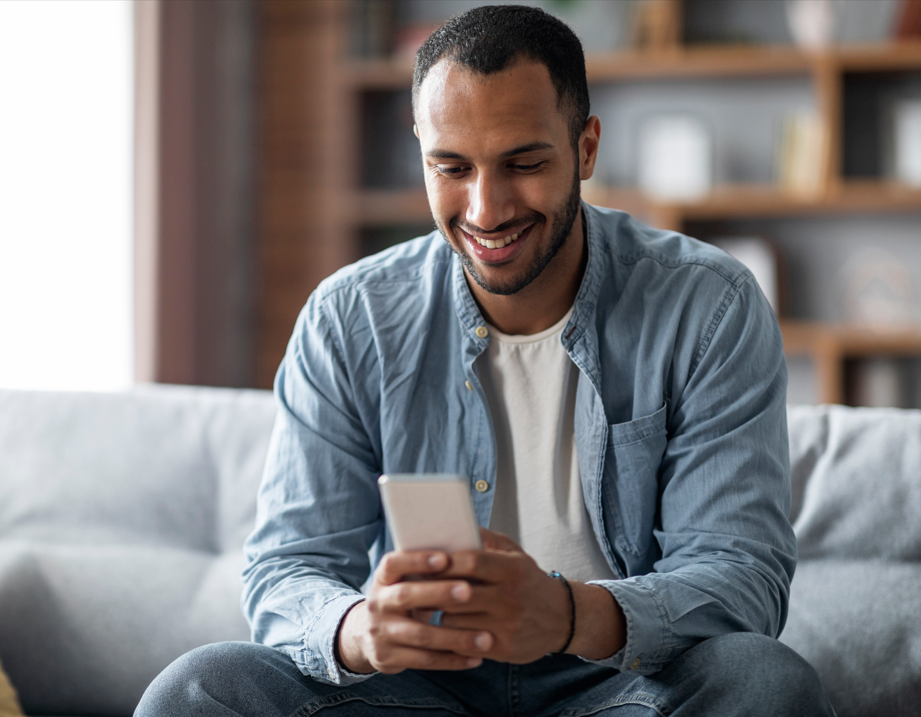 Pessoa feliz usando o celular após antecipação de FGTS