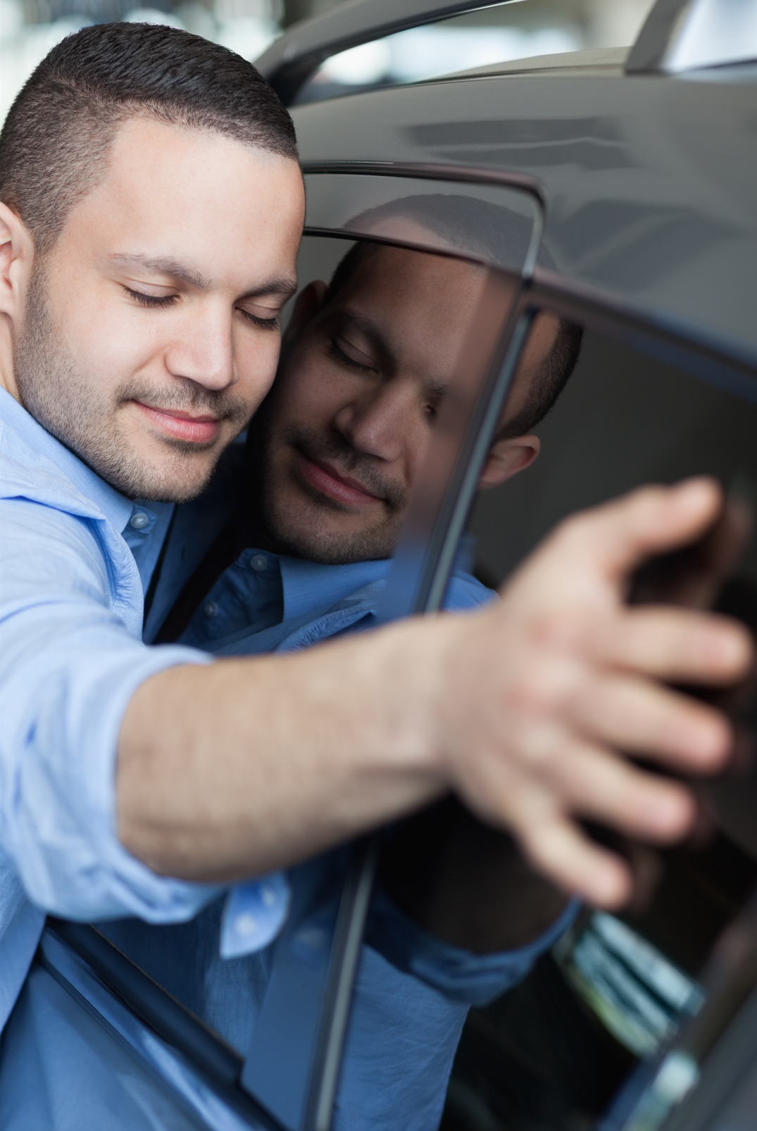 Motorista feliz ao contratar seguro de automóvel
